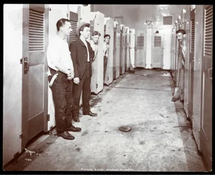 Interieur van jonge mannen die uit badhokjes kijken in de People